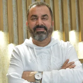 Dt. Fethi Bayar — Diş Hekimi, Denizli. Portre fotoğrafı.