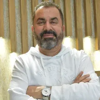 Dt. Fethi Bayar — Diş Hekimi, Denizli. Portre fotoğrafı.