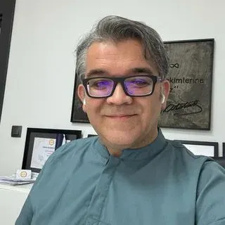 Dr. Mehmet Sarı — Ozon Terapi. Portre fotoğrafı.