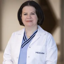 Uzm. Dr. Ayşegül Öziş — Gastroenteroloji. Portre fotoğrafı.