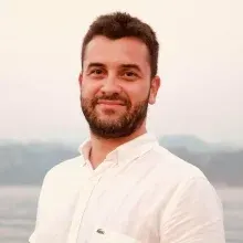 Uzm. Dr. Mehmet Özgür Niflioğlu — İç Hastalıkları, İstanbul. Portre fotoğrafı.