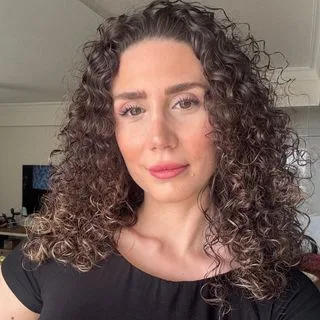 Dr. Dyt. Doğa Peksever — Diyetisyen, İzmir. Portre fotoğrafı.
