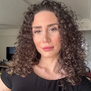 Dr. Dyt. Doğa Peksever — Diyetisyen, İzmir. Portre fotoğrafı.