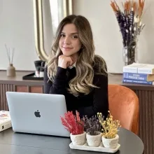 Psk. Cansu Tütüncü — Psikoloji, İstanbul. Portre fotoğrafı.