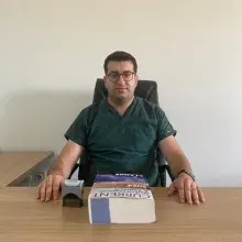Uzm. Dr. Münir Okumuş — İç Hastalıkları, Kahramanmaraş. Portre fotoğrafı.