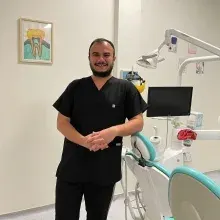 Dt. İbrahim Özdemir — Diş Hekimi, Mersin. Portre fotoğrafı.