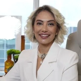 Op. Dr. Melek Büyükkınacı Erol — Antalya. Portre fotoğrafı.