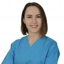 Dr. Dt. Nil Yakar — Periodontoloji. Portre fotoğrafı.