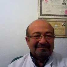Dt. Oktay Gültekin — Diş Hekimi, Antalya. Portre fotoğrafı.