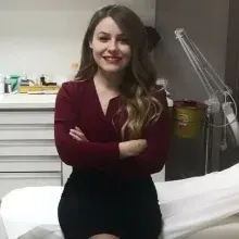 Uzm. Dr. Selma Salman — Dermatoloji, İstanbul. Portre fotoğrafı.