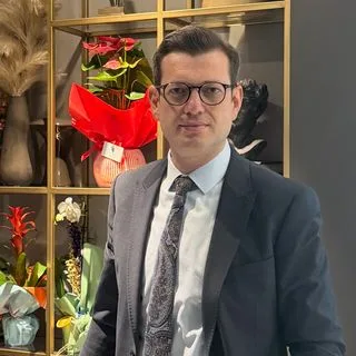 Doç. Dr. Arif Atay — Genel Cerrahi, İzmir. Portre fotoğrafı.