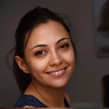 Dr. Dt. Ceren Vardar Gürlek — İzmir. Portre fotoğrafı.