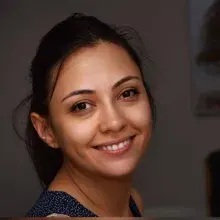 Dr. Dt. Ceren Vardar Gürlek — İzmir. Portre fotoğrafı.