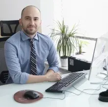 Uzm. Dr. Erdem Ertaş — Çocuk ve Ergen Psikiyatrisi, İstanbul. Portre fotoğrafı.