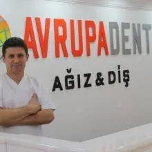 Dt. Muhsin Özcan Üsgülen — Diş Hekimi, Gaziemir, İzmir. Portre fotoğrafı.