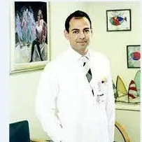 Doç. Dr. Reha Yavuzer — Plastik Rekonstrüktif Ve Estetik Cerrahi, İstanbul. Portre fotoğrafı.