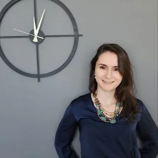 Uzm. Psk. Kübra Göçer Önal — Psikoloji, Ankara. Portre fotoğrafı.
