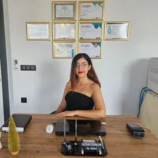 Dt. İrem Pancar — Diş Hekimi, Aydın. Portre fotoğrafı.
