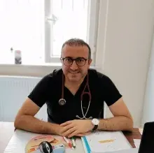 Uzm. Dr. Hamdi Küçük — Aile Hekimliği, Bursa. Portre fotoğrafı.