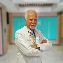 Op. Dr. Sürel Solakozlu — Plastik Rekonstrüktif Ve Estetik Cerrahi, Osmangazi, Bursa. Portre fotoğrafı.