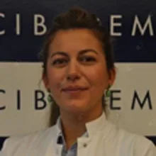 Dr. Dt. Gözde Anıl Gürbüz — Protetik Diş Tedavisi, Seyhan, Adana. Portre fotoğrafı.