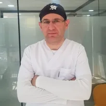 Dt. Özgür Mızrak — Diş Hekimi, Düzce. Portre fotoğrafı.