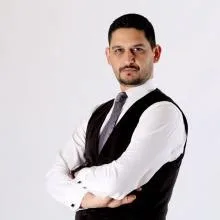 Op. Dr. Cemil Özerk Demiralp — Plastik Rekonstrüktif Ve Estetik Cerrahi, Ankara. Portre fotoğrafı.
