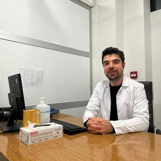 Dkt. Ali Talip Abacı — Dil ve Konuşma Terapisi. Portre fotoğrafı.
