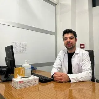 Dkt. Ali Talip Abacı — Dil ve Konuşma Terapisi. Portre fotoğrafı.