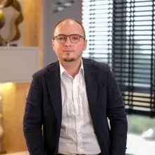 Op. Dr. Uğurcan Şener — Plastik Rekonstrüktif Ve Estetik Cerrahi, Antalya. Portre fotoğrafı.