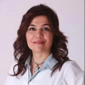 Uzm. Dr. Ayşenur Çelik — Nöroloji, Muratpaşa, Antalya. Portre fotoğrafı.