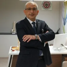 Prof. Dr. Hakan Özalp — Beyin Ve Sinir Cerrahisi, İstanbul. Portre fotoğrafı.