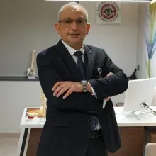 Prof. Dr. Hakan Özalp — Beyin Ve Sinir Cerrahisi, İstanbul. Portre fotoğrafı.