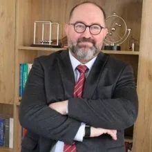 Uzm. Dr. Cüneyt Muammer Özcan — Çocuk ve Ergen Psikiyatrisi, Bursa. Portre fotoğrafı.