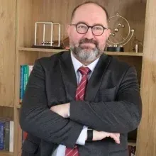 Uzm. Dr. Cüneyt Muammer Özcan — Çocuk ve Ergen Psikiyatrisi, Bursa. Portre fotoğrafı.