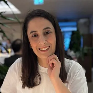 Psk. Duygu Irgalı Kuyumcu — Psikoloji, İstanbul. Portre fotoğrafı.