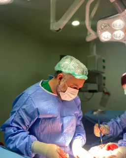 Op. Dr. Doğan Fakıoğlu profilinde yer alan galeri fotoğrafı.