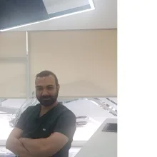Dt. Okcuhan Karadağ — Diş Hekimi, İzmir. Portre fotoğrafı.