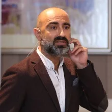 Doç. Dr. Tahir Atik — Çocuk Sağlığı Ve Hastalıkları, İzmir. Portre fotoğrafı.