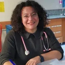 Uzm. Dr. Özlem Demirel — Çocuk Sağlığı Ve Hastalıkları, Aydın. Portre fotoğrafı.