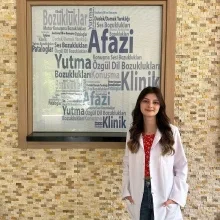 Dkt. Cemre Zeynep Deniz — Dil ve Konuşma Terapisi. Portre fotoğrafı.