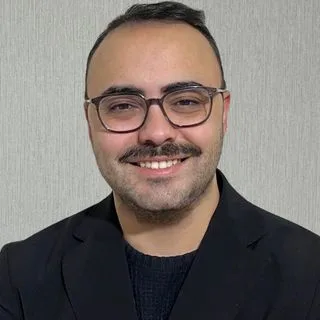 Uzm. Psk. Dan. Tolga Soylu — Psikolojik Danışma ve Rehberlik. Portre fotoğrafı.