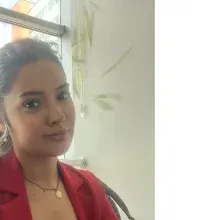Uzm. Dr. İrem Tıraş Erdoğan — Psikiyatri. Portre fotoğrafı.