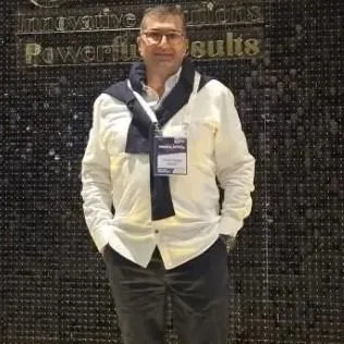 Dr. Fazıl Şengül — Sertifikalı Medikal Estetik, Bursa. Portre fotoğrafı.