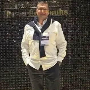 Dr. Fazıl Şengül — Sertifikalı Medikal Estetik, Bursa. Portre fotoğrafı.