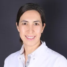 Dr. Dt. Zeynep Tunçer — Bursa. Portre fotoğrafı.
