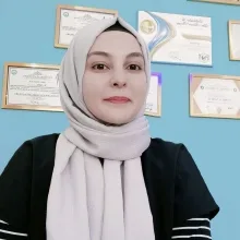 Fzt. Hande Nur İz — Fizyoterapi Ve Rehabilitasyon. Portre fotoğrafı.