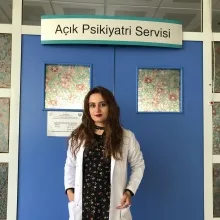 Psk. Beyza Ece Yılmaz — Psikoloji, İzmir. Portre fotoğrafı.