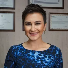 Uzm. Dr. Aslı Aktümen — Psikiyatri, Bursa. Portre fotoğrafı.