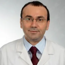 Prof. Dr. Fazıl Mustafa Cesur — Endokrinoloji Ve Metabolizma Hastalıkları, Çankaya, Ankara. Portre fotoğrafı.